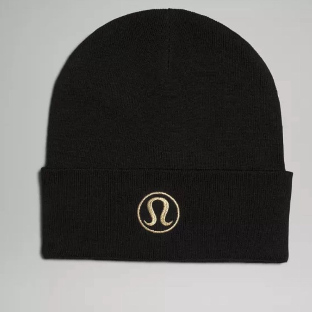 Lululemon Warm Revelation Beanie*NWOT  Unisex
S/M Black Gold